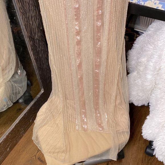 🌷BABEYOND🌷 Gold & Cream Coloured Sequinned Evening Dress - Picture 4 of 9